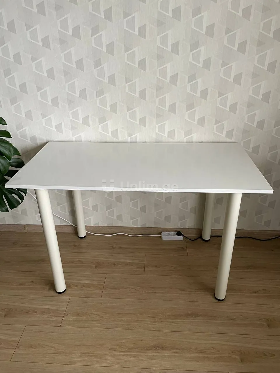 I sell a white working table.
120*60, the
