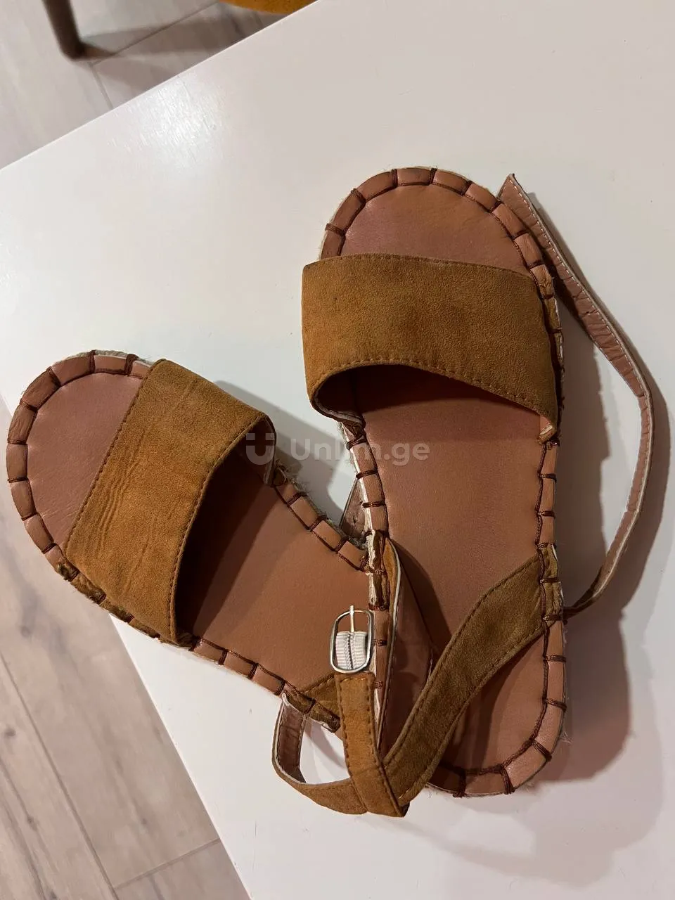 Sandalwood with thin soles 
Size 36 

7 GEL