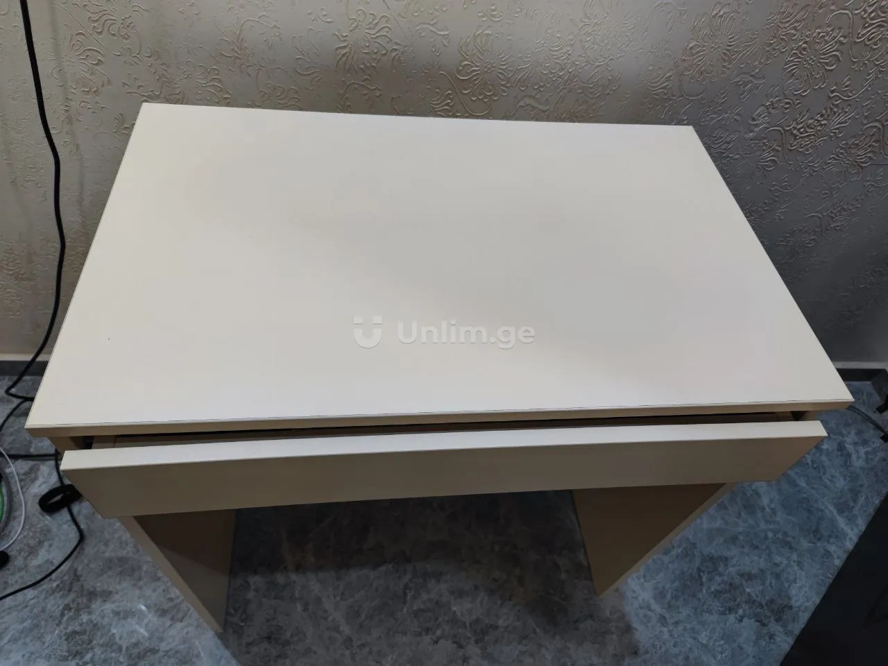 Computer desk with drawer. The condition