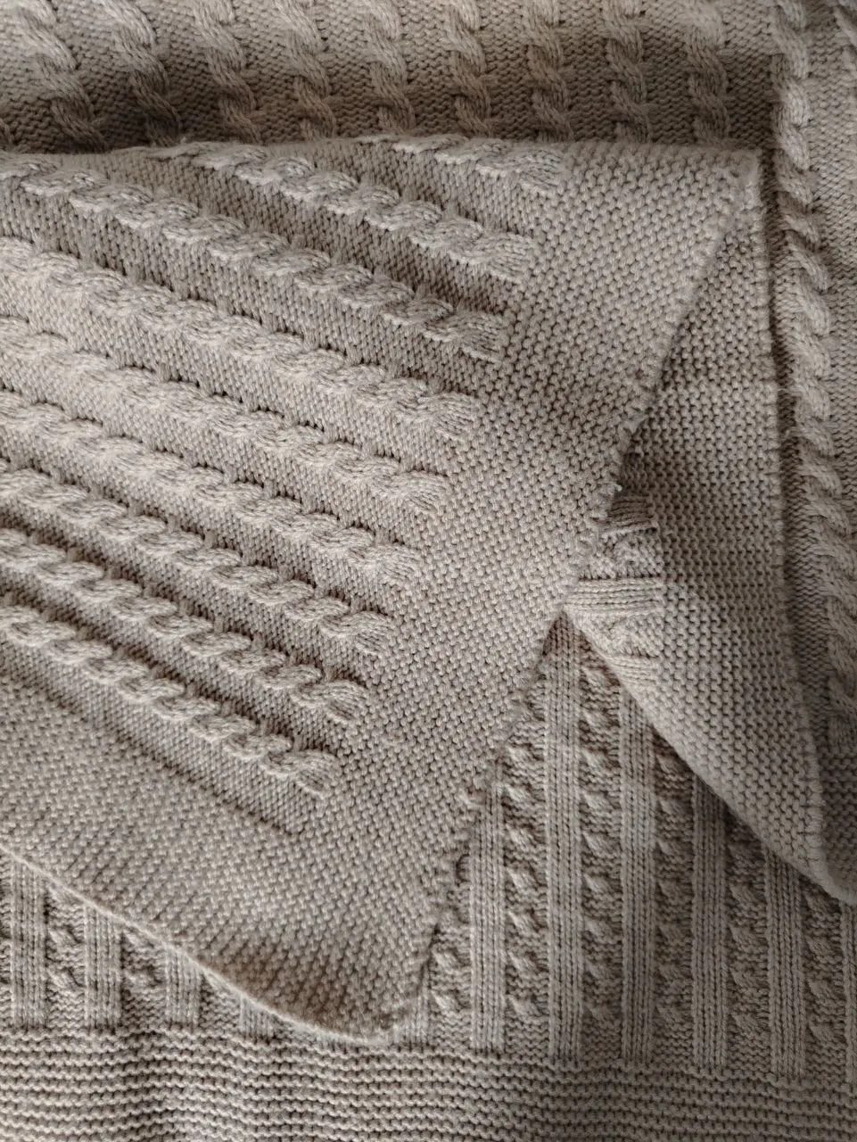 Knitted blanket
Size 100 *85
Warm, soft,